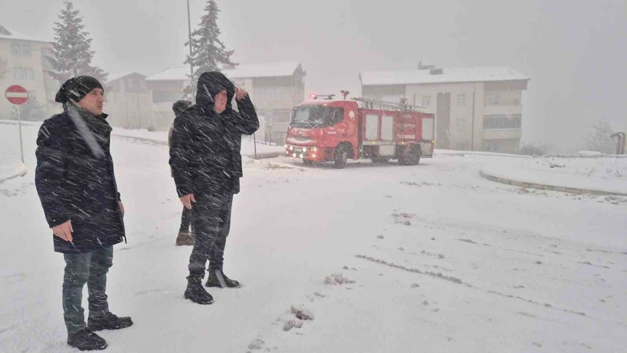 ZONGULDAK ALAPLI BELEDİYE BAŞKANI NURİ TEKİN, İLÇEDE 12 YILDIR KARLI YOLLARIN DENİZ SUYU...