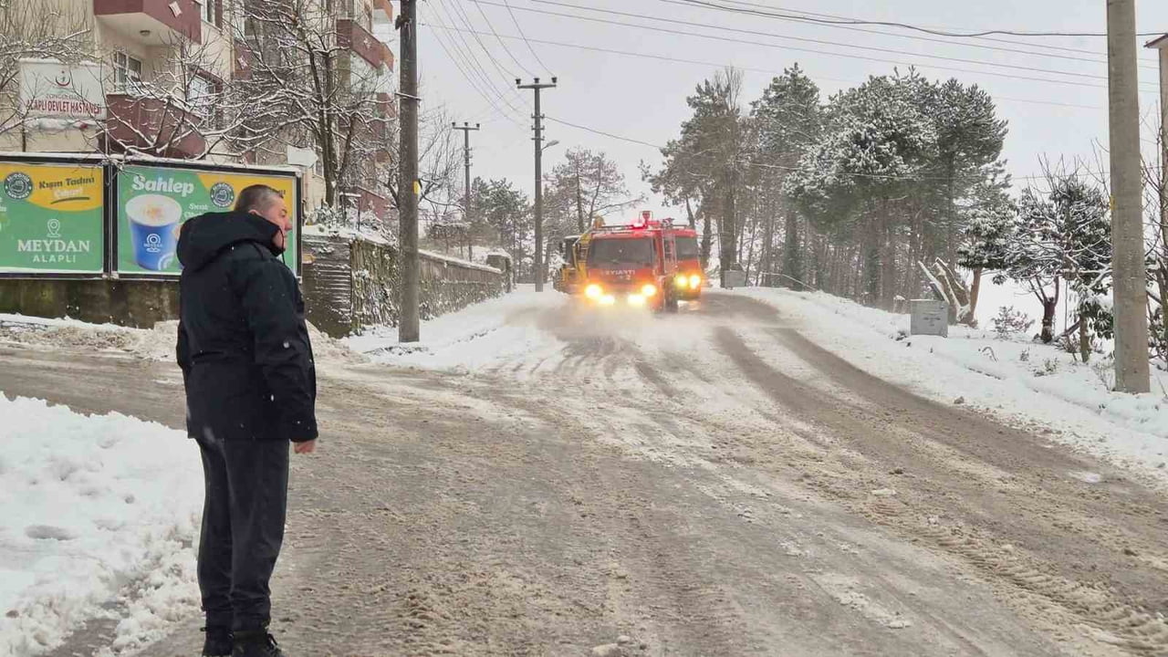 ZONGULDAK ALAPLI BELEDİYE BAŞKANI NURİ TEKİN, İLÇEDE 12 YILDIR KARLI YOLLARIN DENİZ SUYU...