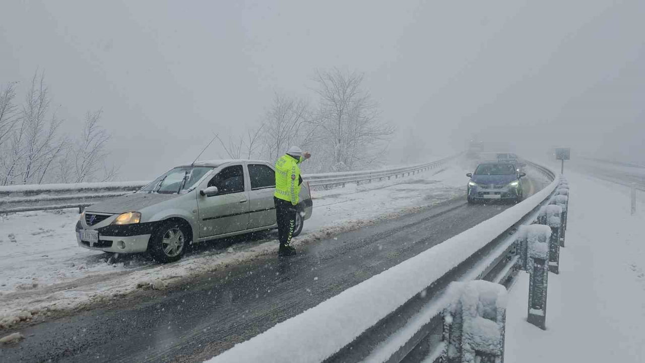 ZONGULDAK-EREĞLİ KARA YOLUNDA ETKİLİ OLAN KAR YAĞIŞI ULAŞIMI OLUMSUZ ETKİLEDİ. D010 KARAYOLUNDA...