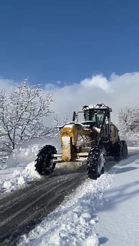 ZONGULDAK GENELİNDE ETKİLİ OLAN KAR YAĞIŞI SONRASI 96 KÖY YOLU ULAŞIMA KAPANDI. İL ÖZEL İDARESİ...