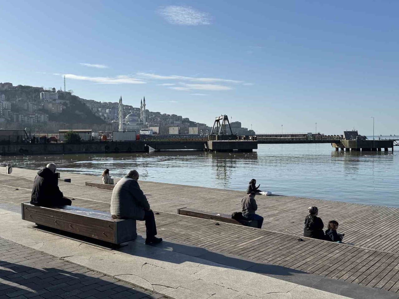 ZONGULDAK(İHA)-ZONGULDAK’TA SICAK HAVAYI GÖREN VATANDAŞLAR SAHİLLERE AKIN ETTİ.