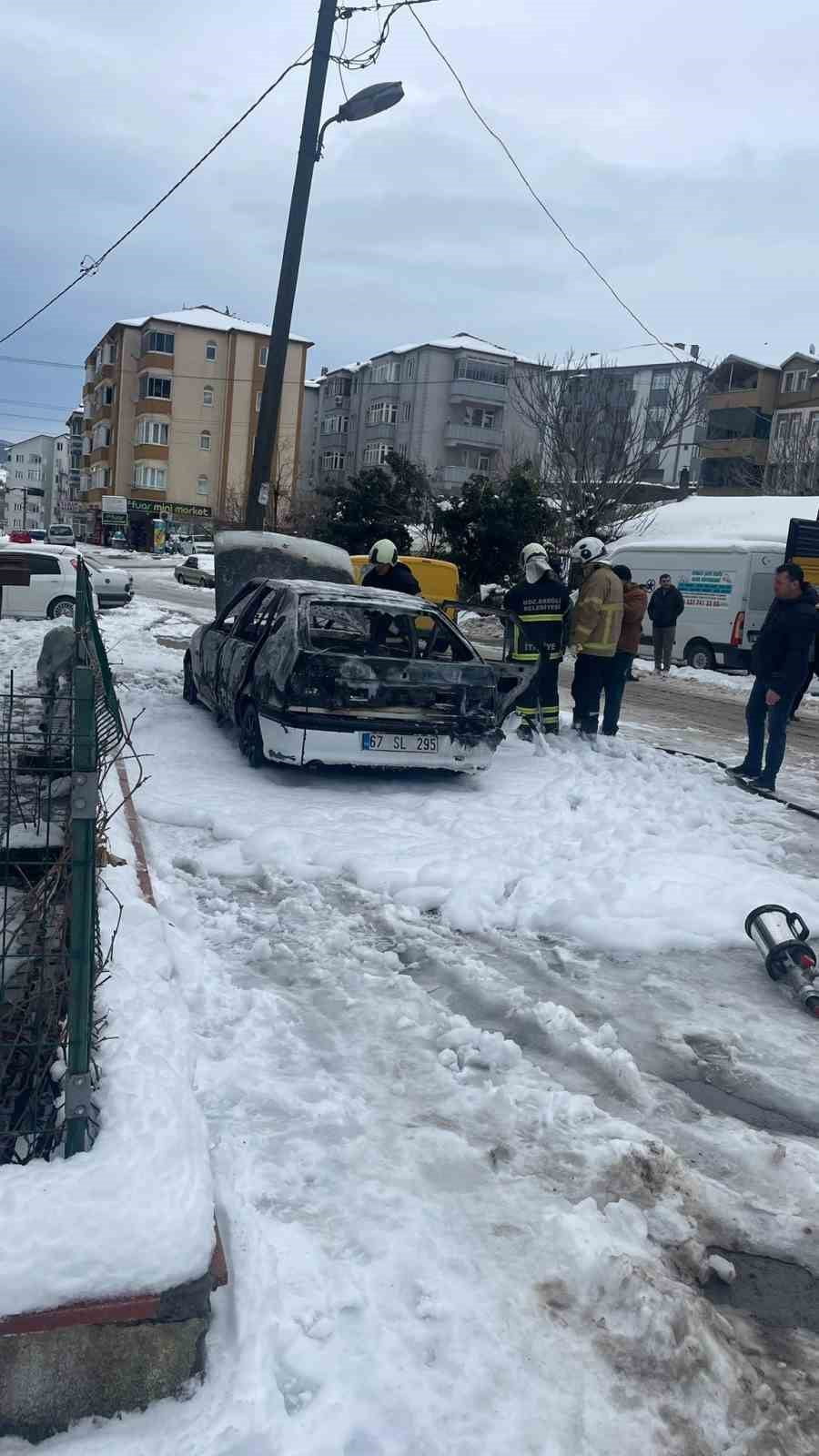 ZONGULDAK’IN KARADENİZ EREĞLİ İLÇESİNDE PARK HALİNDE BULUNAN BİR OTOMOBİL, HENÜZ BİLİNMEYEN BİR...