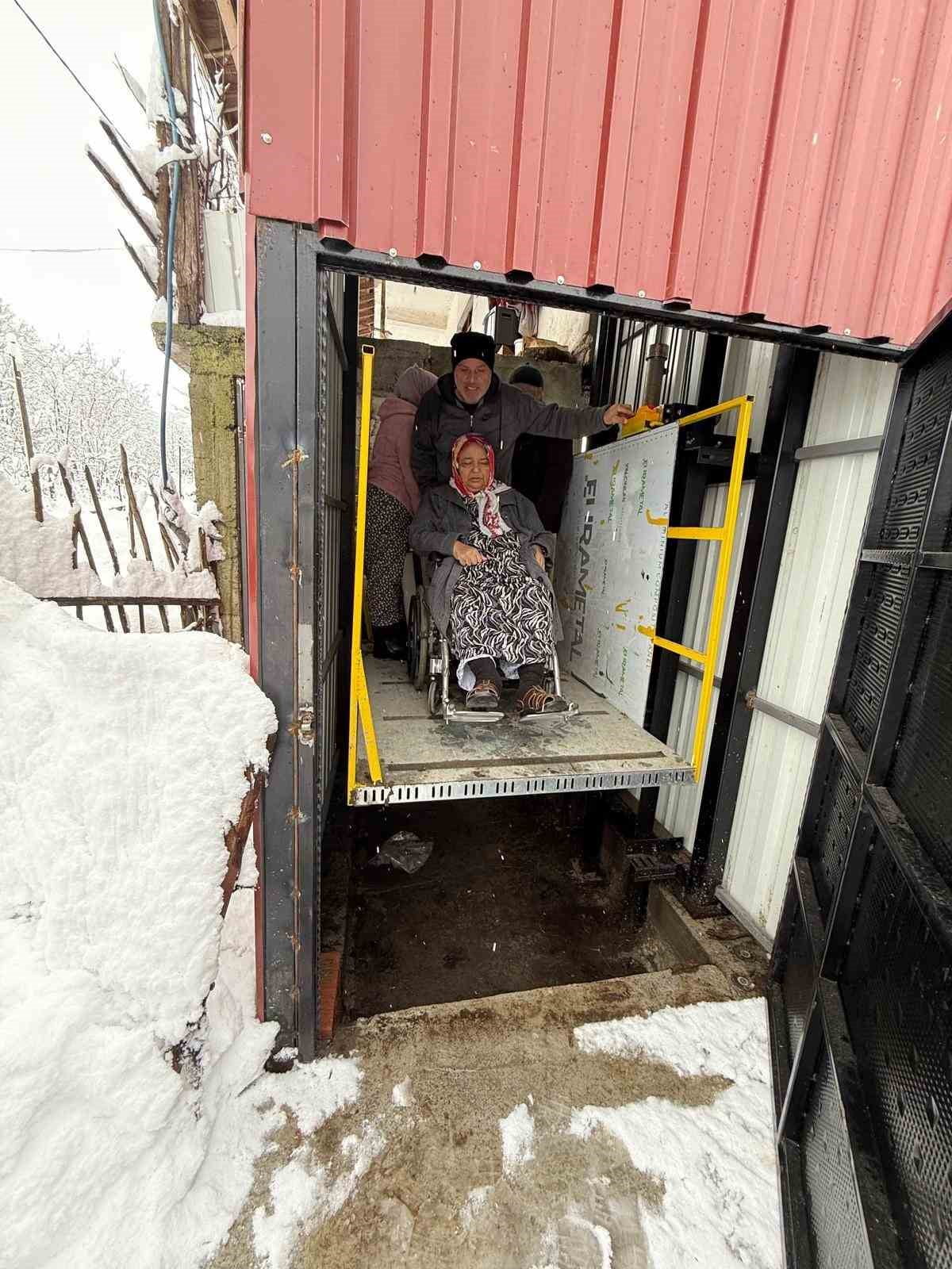 ZONGULDAK’IN KOZLU İLÇESİNDE YOĞUN KAR YAĞIŞI NEDENİYLE YOLU KAPANAN KÖYDE MAHSUR KALAN DİYALİZ...