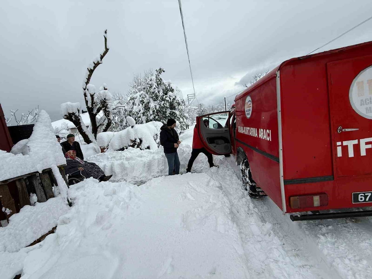 ZONGULDAK’IN KOZLU İLÇESİNDE YOĞUN KAR YAĞIŞI NEDENİYLE YOLU KAPANAN KÖYDE MAHSUR KALAN DİYALİZ...