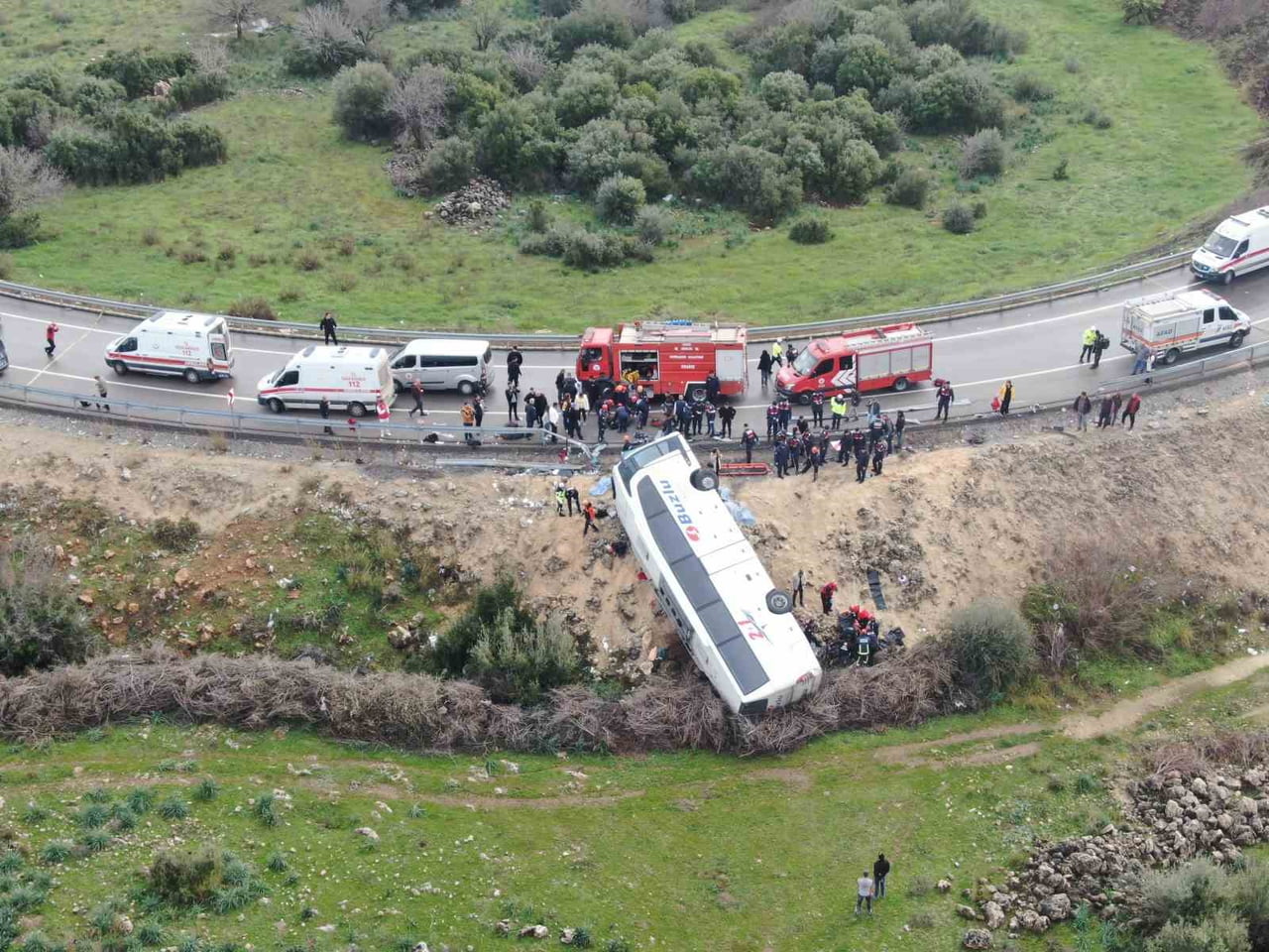 ANTALYA'DA YOLCU OTOBÜSÜNÜN KONTROLDEN ÇIKARAK DEVRİLMESİ SONUCU MEYDANA GELEN TRAFİK KAZASINDA 8...