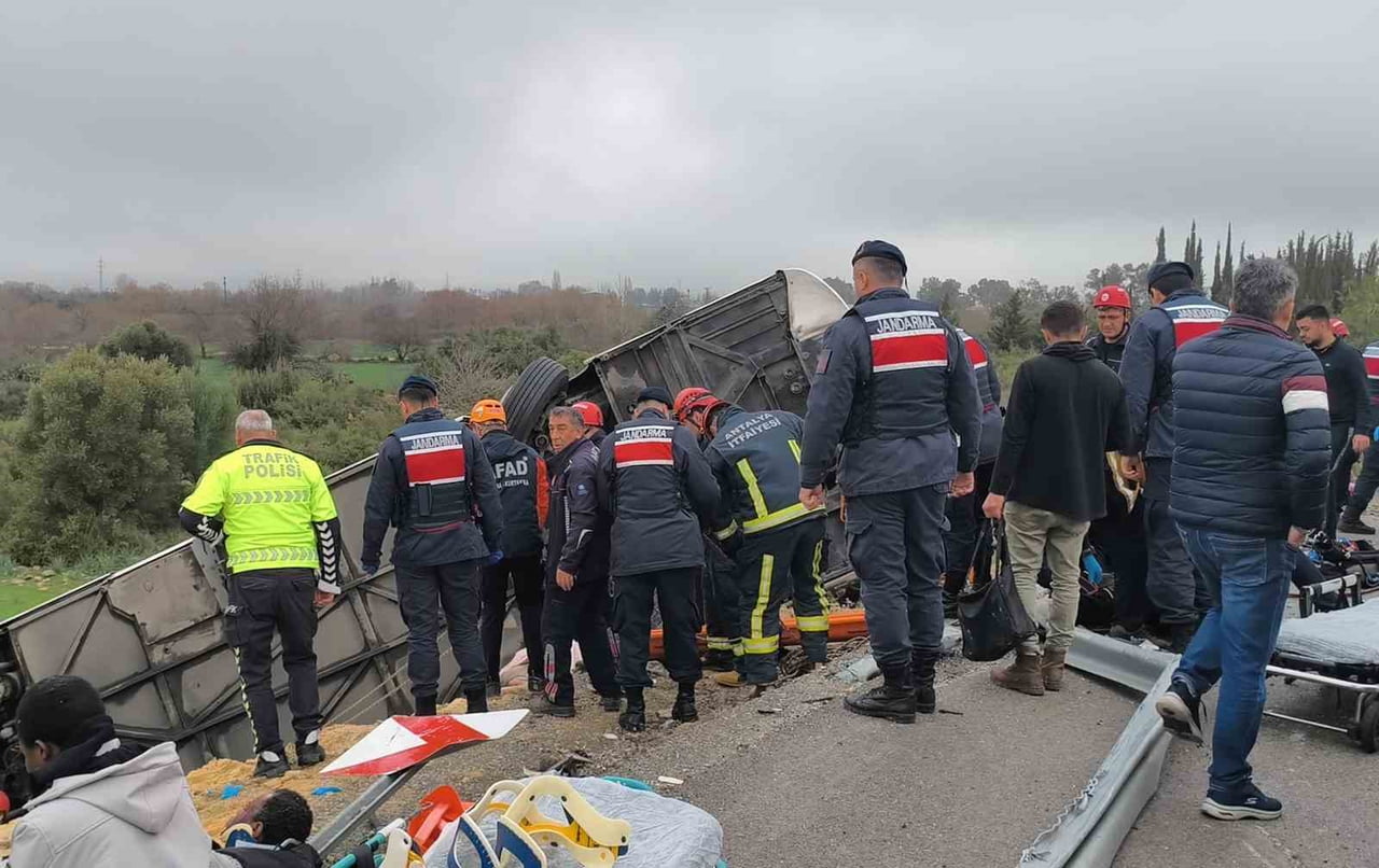 ANTALYA'DA YOLCU OTOBÜSÜNÜN KONTROLDEN ÇIKARAK DEVRİLMESİ SONUCU MEYDANA GELEN TRAFİK KAZASINDA...