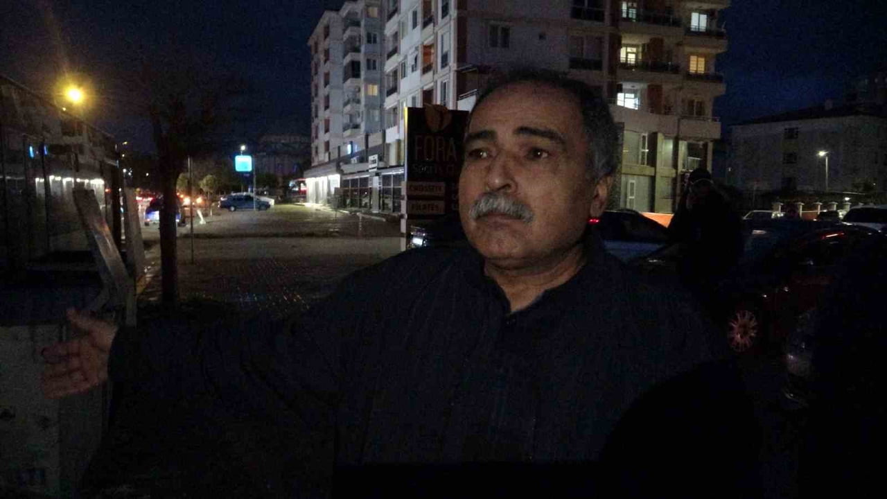 ANTALYA’DA SEYİR HALİNDEKİ LÜKS OTOMOBİL PARK HALİNDEKİ HALK OTOBÜSÜNE ÇAPTI. KAZADA OTOMOBİL...