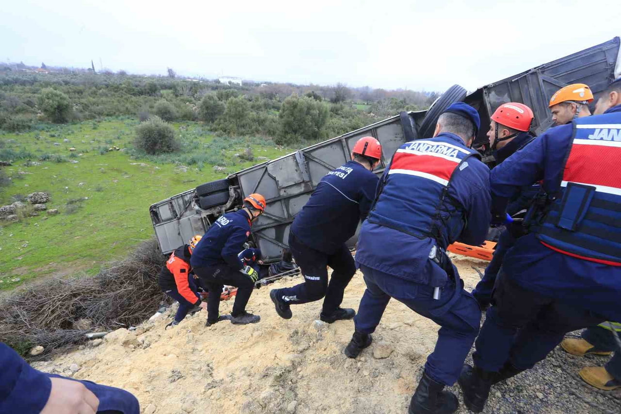 ANTALYA’NIN DÖŞEMEALTI İLÇESİNDE MEYDANA GELEN OTOBÜS KAZASINDA HAYATINI KAYBEDEN 9 KİŞİNİN...