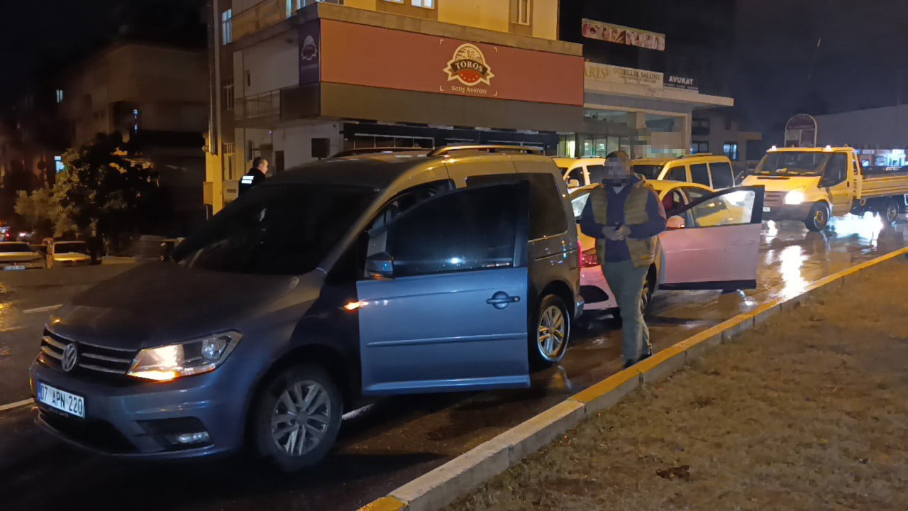 ANTALYA’NIN MANAVGAT İLÇENDE BİR KAVŞAKTA KIRMIZI IŞIKTA BEKLEYEN HAFİF TİCARİ ARACA ARKADAN...