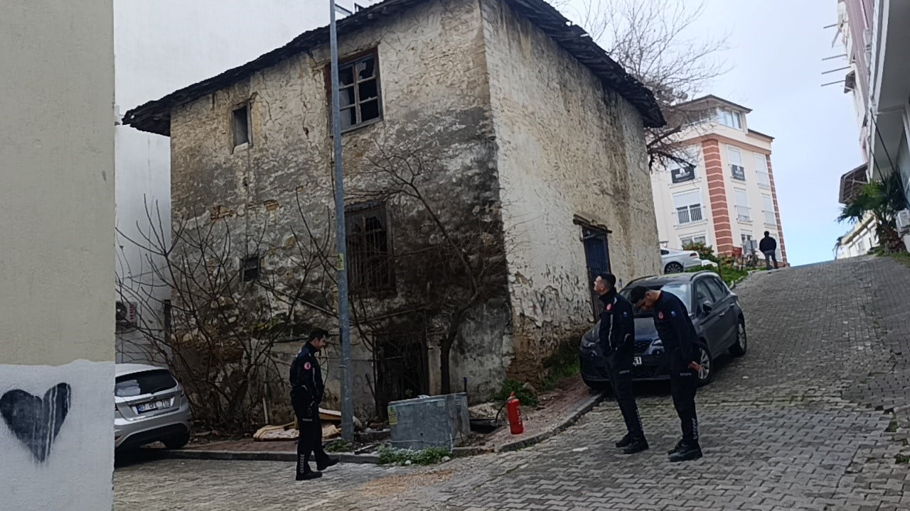 ANTALYA’NIN MANAVGAT İLÇESİNDE TRAFO YANGINI İHBARINA GİDEN İTFAİYE EKİPLERİ, SOKAK GİRİŞİNE PARK...