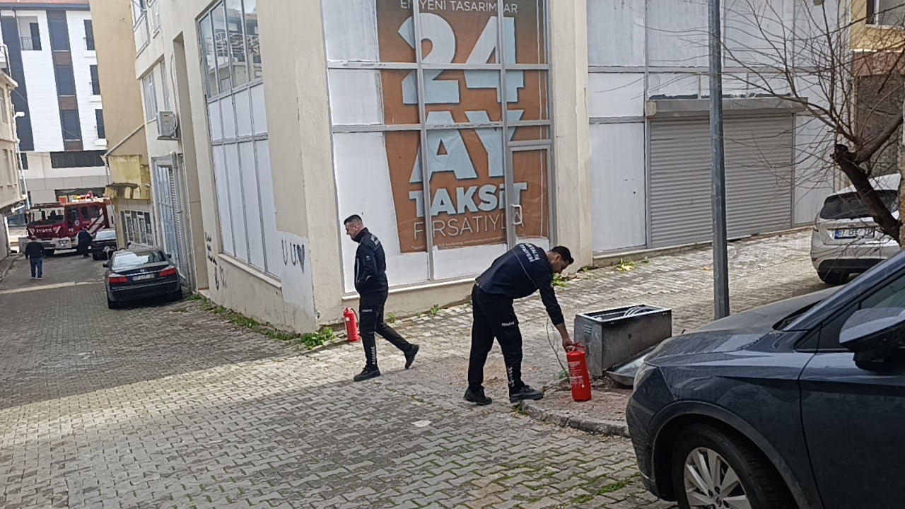 ANTALYA’NIN MANAVGAT İLÇESİNDE TRAFO YANGINI İHBARINA GİDEN İTFAİYE EKİPLERİ, SOKAK GİRİŞİNE PARK...