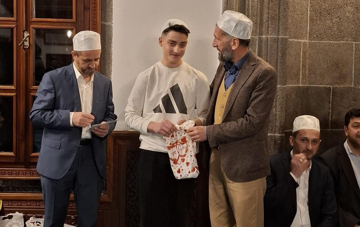 ARA TATİL BOYUNCA CAMİLERİ BİRER İLİM VE İRFAN YUVASINA DÖNÜŞTÜREN ÖĞRENCİLER, DÜZENLENEN BİR...