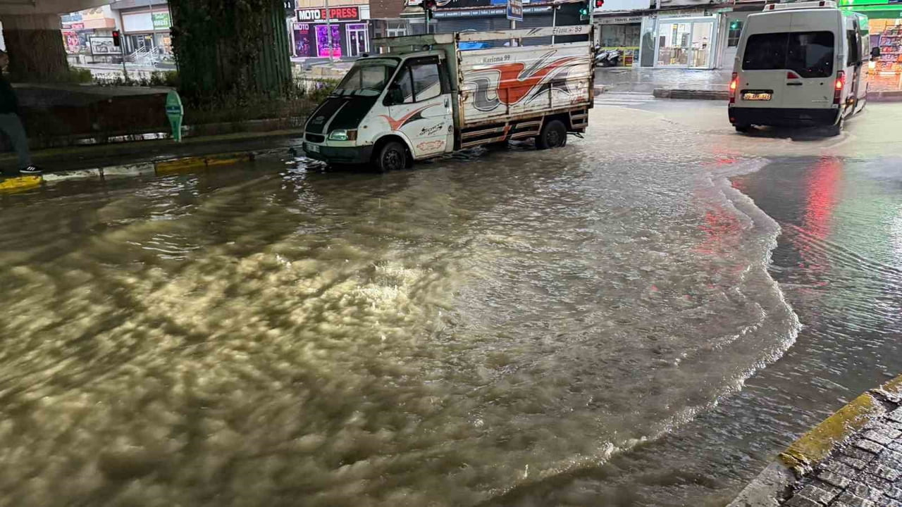 AYDIN'IN KUŞADASI İLÇESİNDE ETKİLİ OLAN SAĞANAK YAĞIŞ İLE BİRLİKTE DOLU VE FIRTINA ETKİLİ OLURKEN...