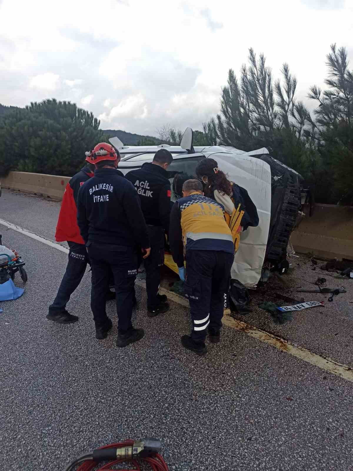 BALIKESİR'DE DİREKSİYON HAKİMİYETİNİ KAYBEDEN SÜRÜCÜ BETON BARİYERE ÇARPTI.