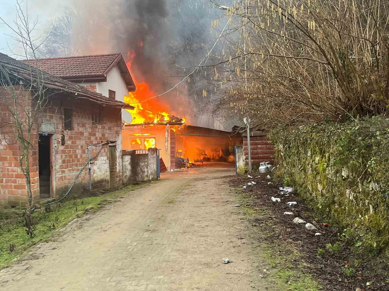 BARTIN'DA YANAN EV KULLANILAMAZ HALE GELDİ