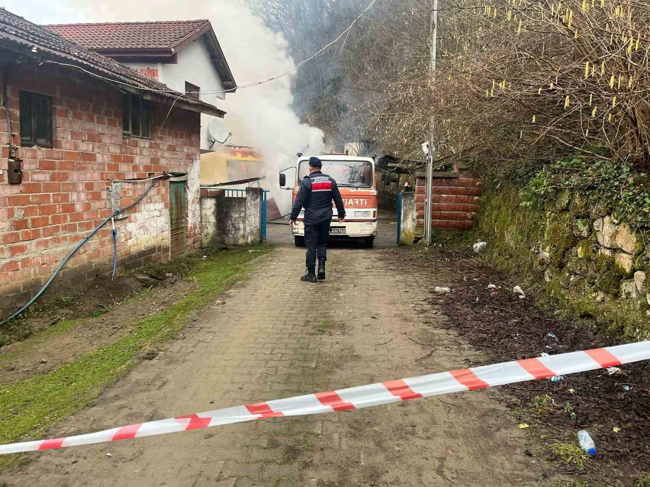 BARTIN'DA YANAN EV KULLANILAMAZ HALE GELDİ