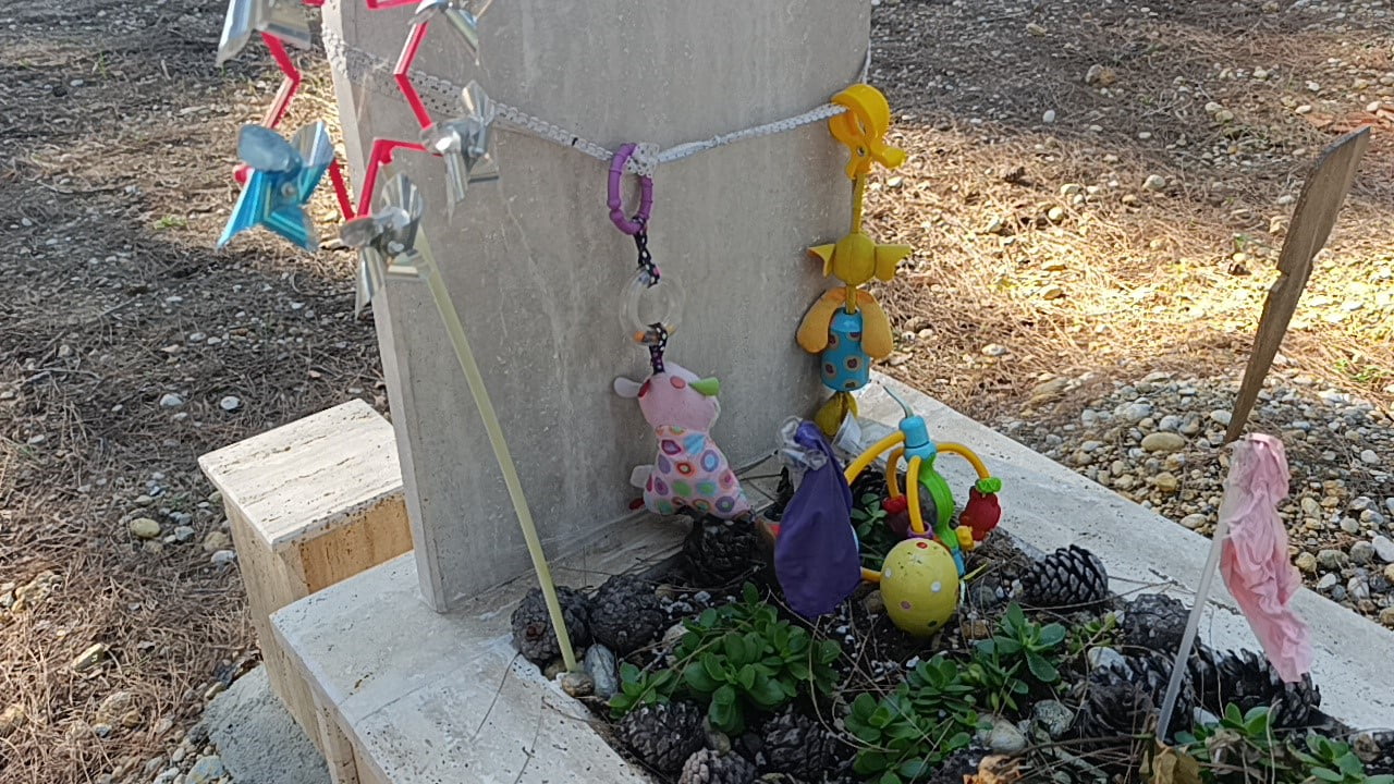 BEBEK MEZARLIĞI, RENGARENK RÜZGAR GÜLLERİ, OYUNCAKLAR VE BEBEK KIYAFETLERİYLE ZİYARETÇİLERE...