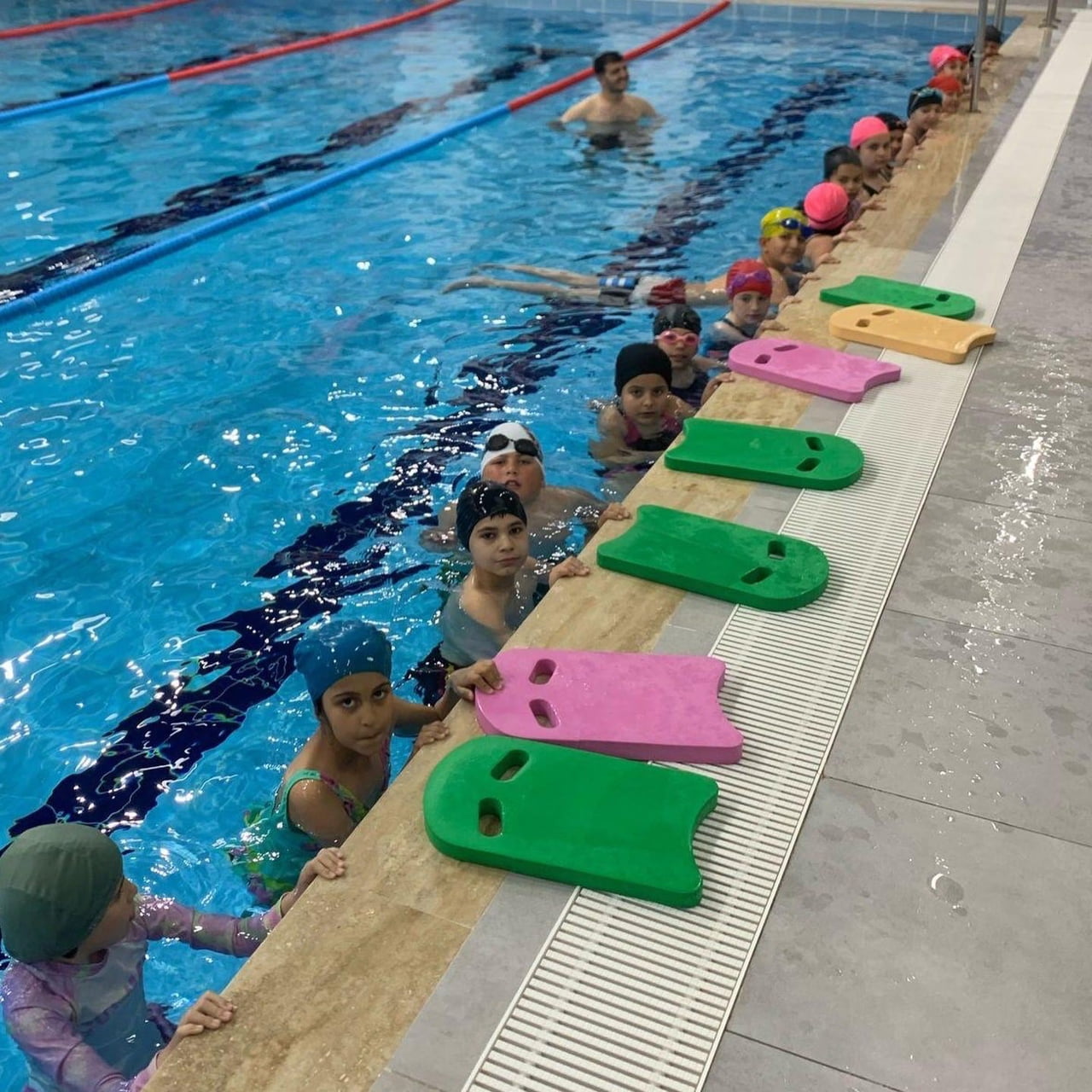 BİLECİK'TE GENÇLİK VE SPOR BAKANLIĞI SPOR OKULLARI BÜNYESİNDE YÜZME ANTRENMANLARI SÜRÜYOR.