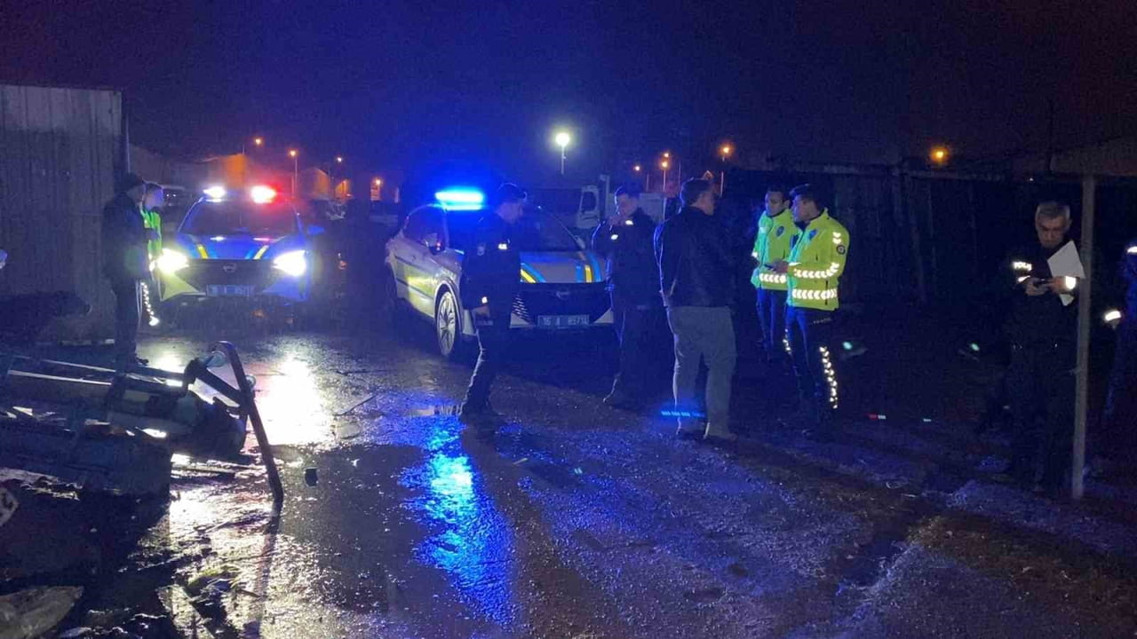 BURSA'NIN İNEGÖL İLÇESİNDE CİPİN ÇARPTIĞI MOTOSİKLET SÜRÜCÜSÜ YARALANIRKEN, KAÇAN CİP SÜRÜCÜSÜ...