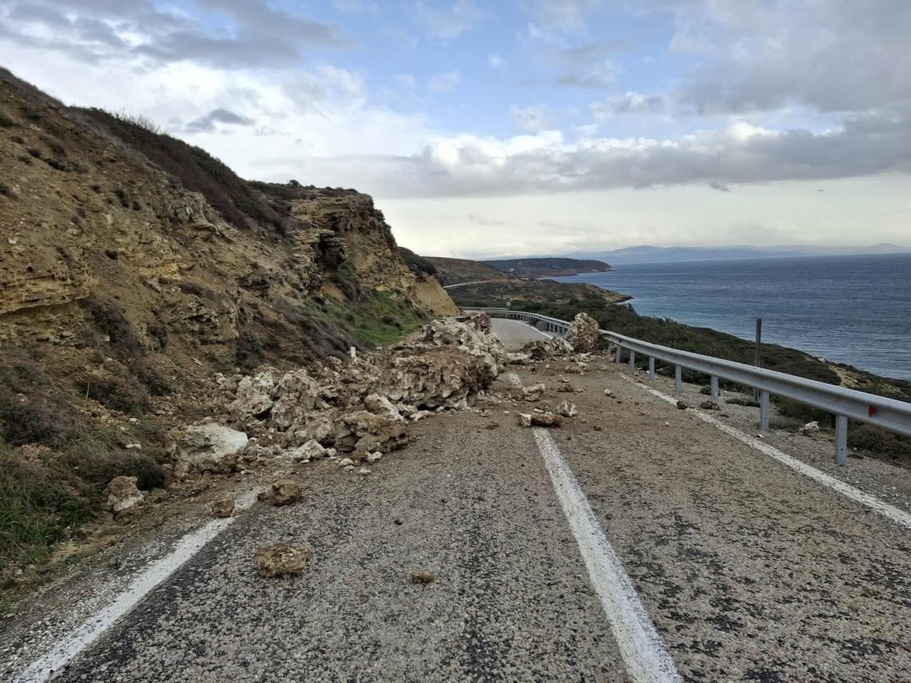 ÇANAKKALE'NİN BOZCAADA İLÇESİNDE AŞIRI YAĞIŞ NEDENİYLE HEYELAN MEYDANA GELDİ.