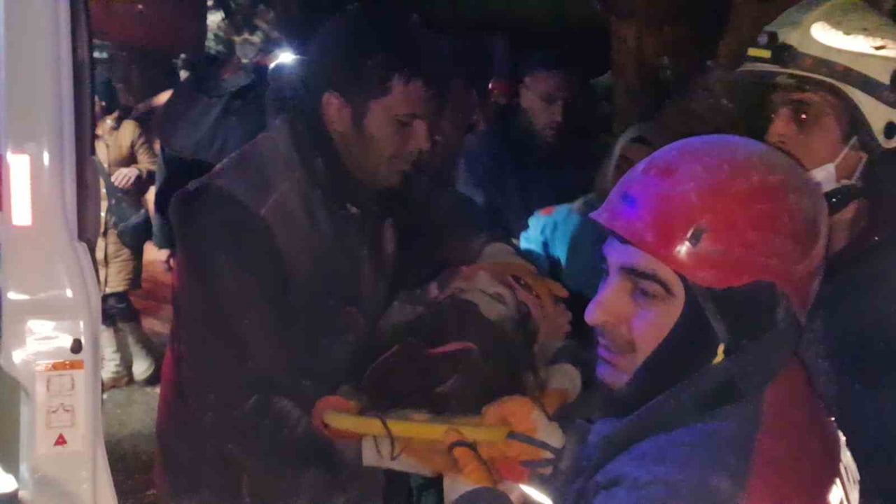 DEPREMİN ARDINDAN MALATYA'YA GİDEN ELAZIĞ BELEDİYESİ İTFAİYE MÜDÜRLÜĞÜ PERSONELİ, DEPREMİN 40'INCI...