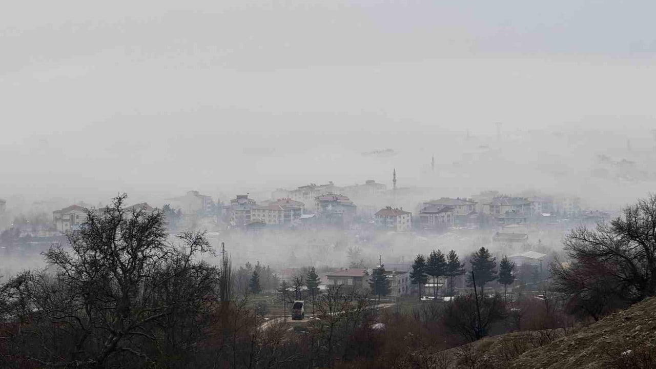 DİYARBAKIR'IN LİCE İLÇESİNDE BULUNAN 486 YILLIK ATAK ULU CAMİİ SİSLE KAPLANDI.