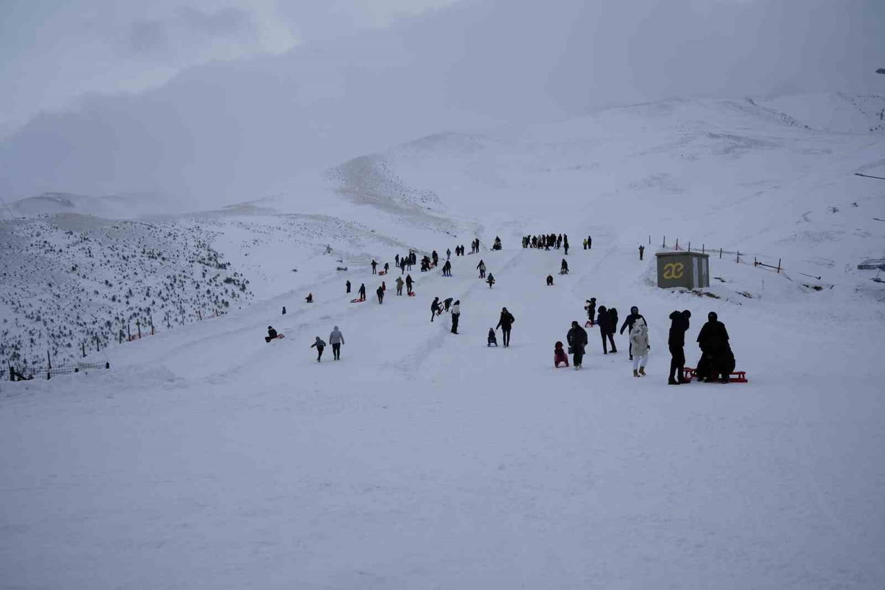 DOĞU KARADENİZ’İN ÖNEMLİ KIŞ TURİZM MERKEZLERİNDEN ZİGANA DAĞI’NDAKİ GÜMÜŞKAYAK KAYAK TESİSİ...