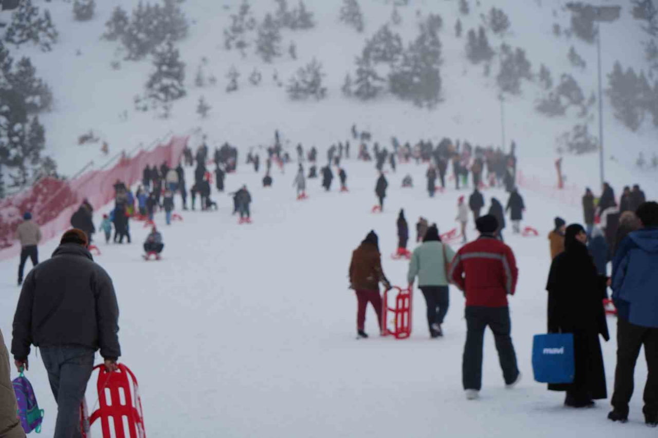 ERGAN KAYAK MERKEZİ SÖMESTİRİN SON GÜNÜNDE DOLDU TAŞTI