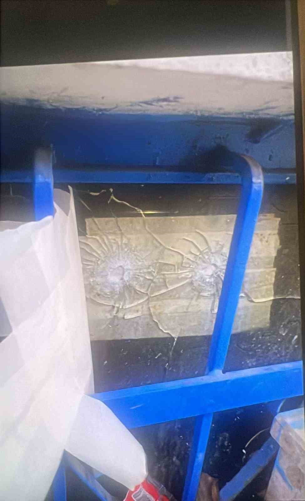 ESENYURT’TA BİR ŞAHIS HARAÇ ALAMADIĞI DÜKKANI KURŞUNLAYIP SAHİBİNİ DARP ETTİ: O ANLAR...