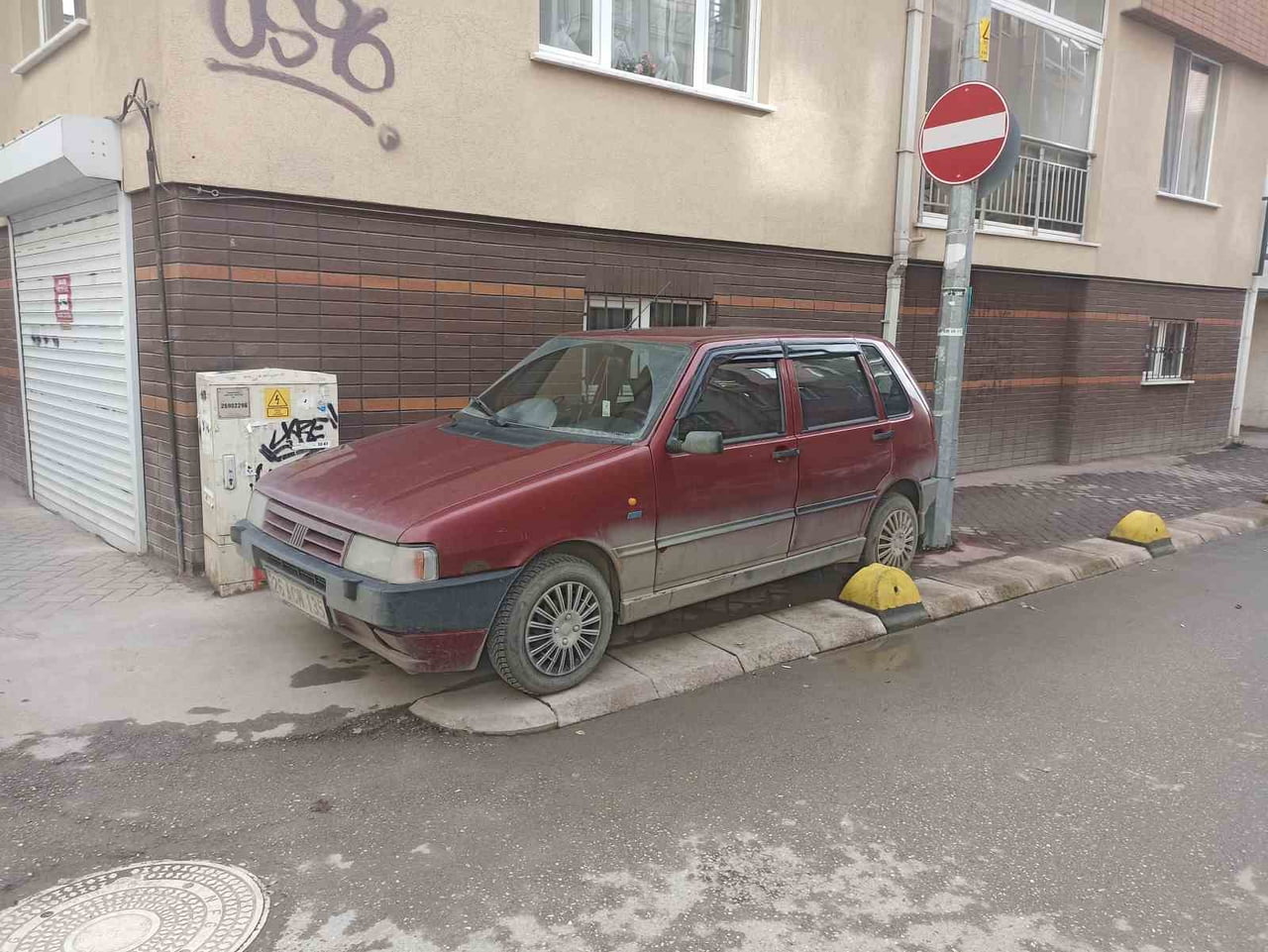 ESKİŞEHİR’DE YENİBAĞLAR MAHALLESİ TOLUNAY SOKAK ÜZERİNDE KALDIRIMA PARK EDİLEN BİR ARAÇ, YAYA...