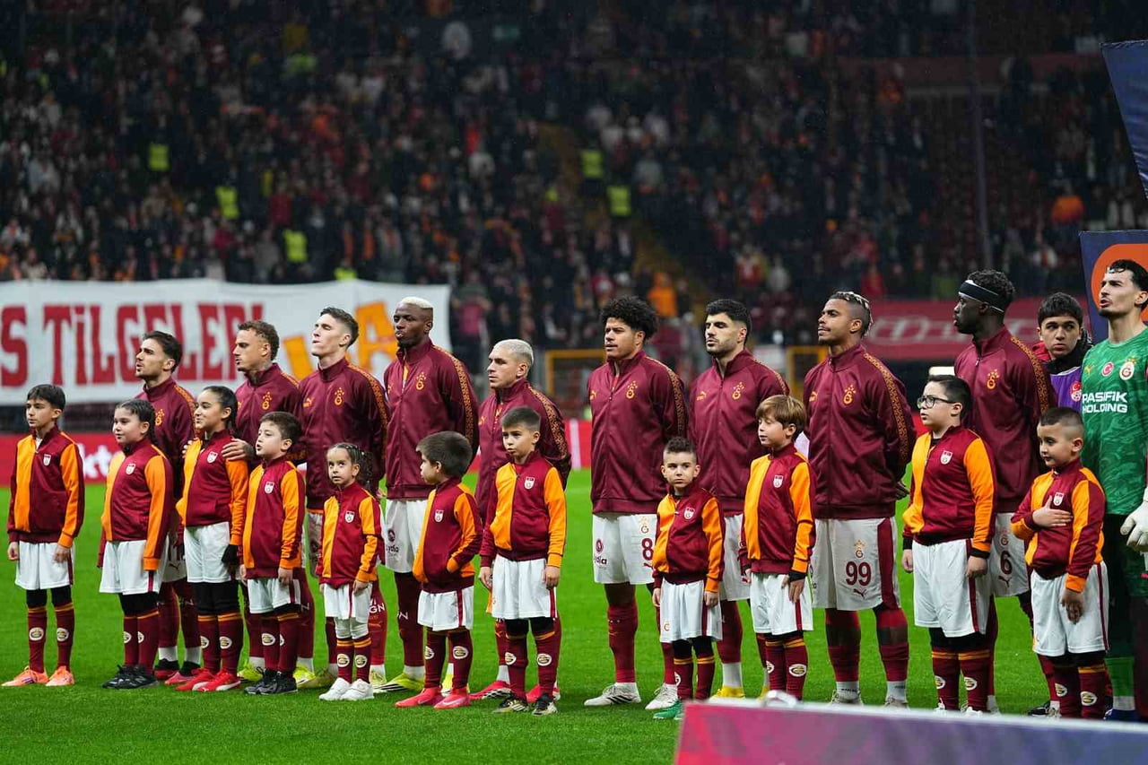 GALATASARAY TEKNİK DİREKTÖRÜ OKAN BURUK SON OYNADIKLARI MANCHESTER CİTY MAÇININ 11'İNE GÖRE...