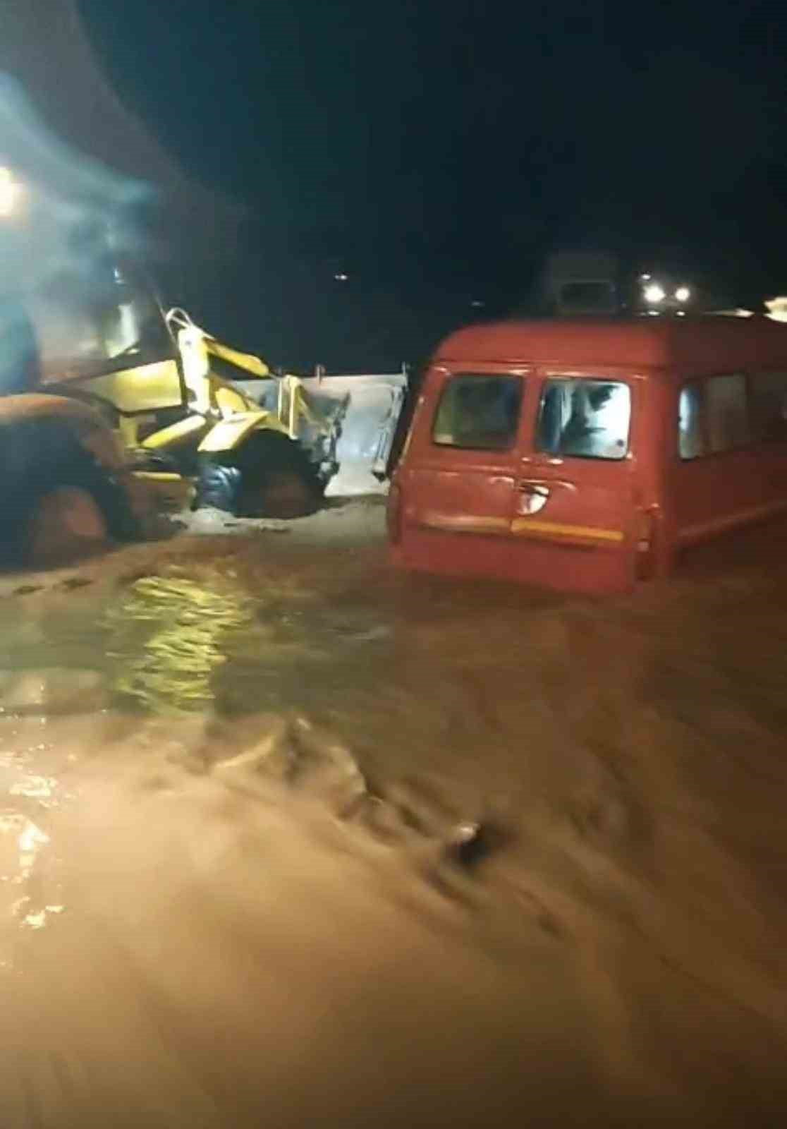 İNCİRLİOVA’DA ETKİLİ OLAN SAĞANAK YAĞIŞ NEDENİYLE YALKIDERE ÇAYI TAŞTI. ÇAYDAN MİNİBÜSÜYLE KARŞIYA...