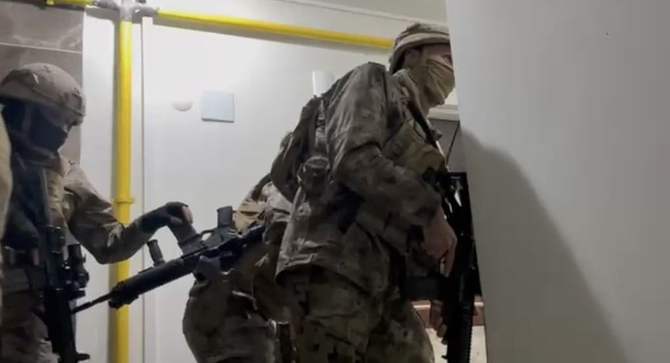 İŞ YERLERİNİ BÖYLE KURŞUNLADILAR… SARALLAR ÇETESİNE BÜYÜK OPERASYON, 14 ŞÜPHELİ...