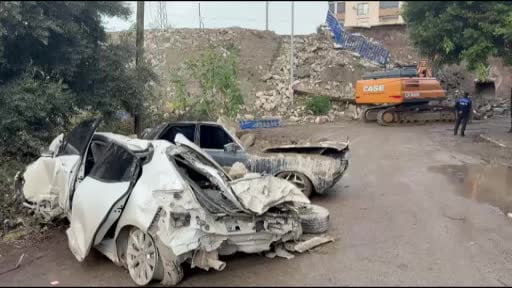 İstinat duvarının altında kalan araçlar demir yığını haline geldi