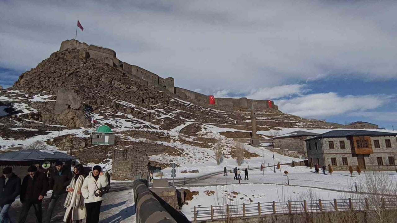 KARS’TA BAHAR HAVASI: GÜNEŞİ GÖREN KENDİSİNİ DIŞARI ATTI(KARS-İHA)