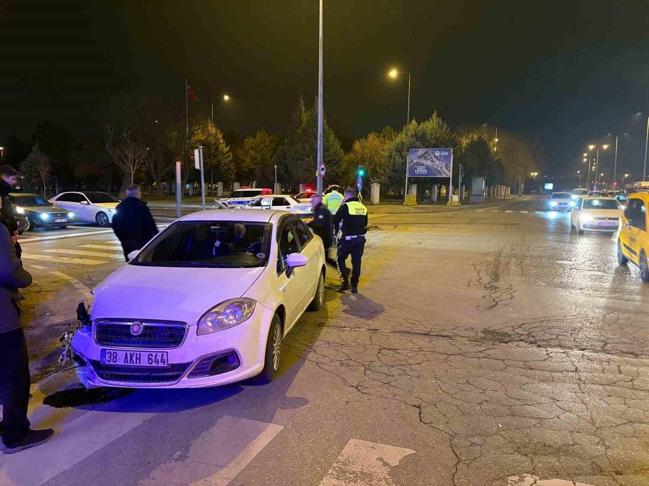 KAYSERİ’NİN MELİKGAZİ İLÇESİNDE BİR KAVŞAKTA İKİ OTOMOBİL ÇARPIŞIRKEN, KAZADA YARALANAN...