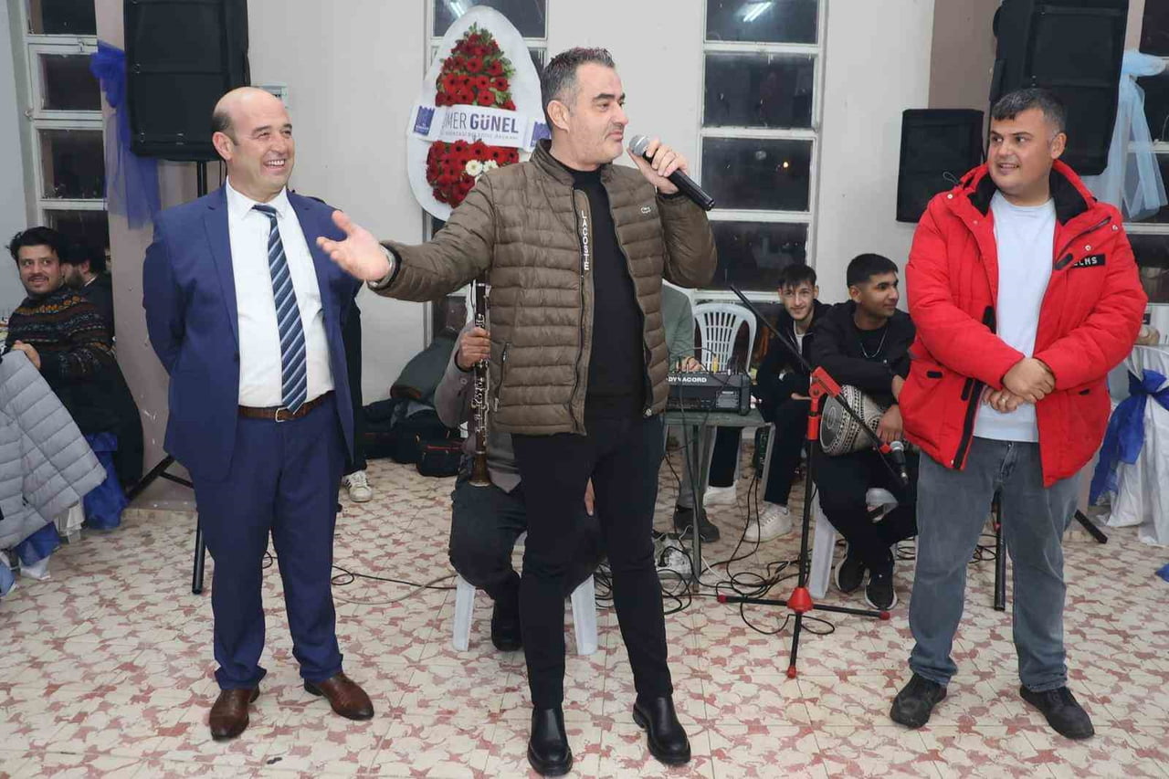 KOÇARLI BELEDİYE BAŞKANI ÖZGÜR ARICI, DEVESİ 'ÖZGÜR ÇOCUK'U BIYIKLISPOR KULUBÜNE ARMAĞAN...