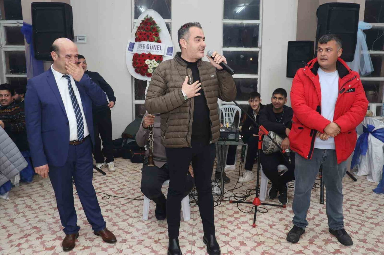 KOÇARLI BELEDİYE BAŞKANI ÖZGÜR ARICI, DEVESİ 'ÖZGÜR ÇOCUK'U BIYIKLISPOR KULUBÜNE ARMAĞAN...