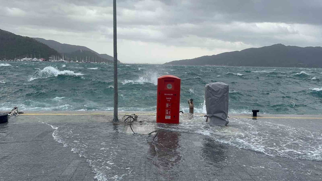 MARMARİS’TE ŞİDDETLİ RÜZGAR DENİZİ TAŞIRDI