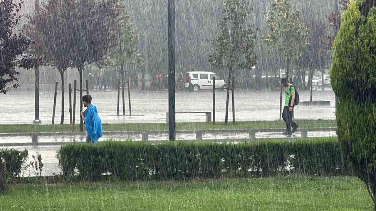 METEOROLOJİ GENEL MÜDÜRLÜĞÜ TARAFINDAN YAPILAN UYARIDA DÜZCE, ZONGULDAK VE BARTIN'DA KUVVETLİ...