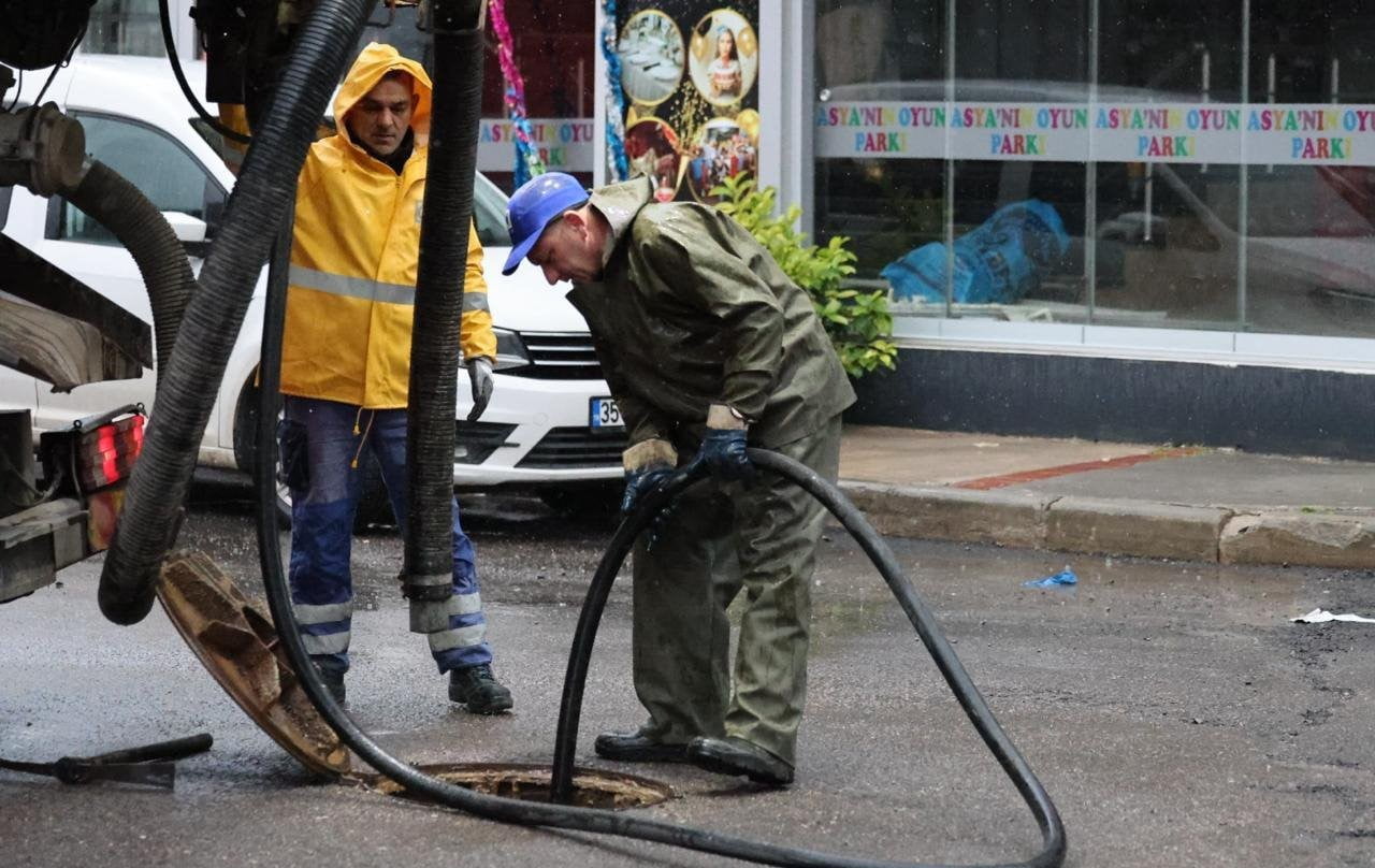METEOROLOJİ’NİN TURUNCU KODLU YAĞIŞ UYARISI VERDİĞİ İZMİR’DE, KUVVETLİ SAĞANAK KENT GENELİNDE...