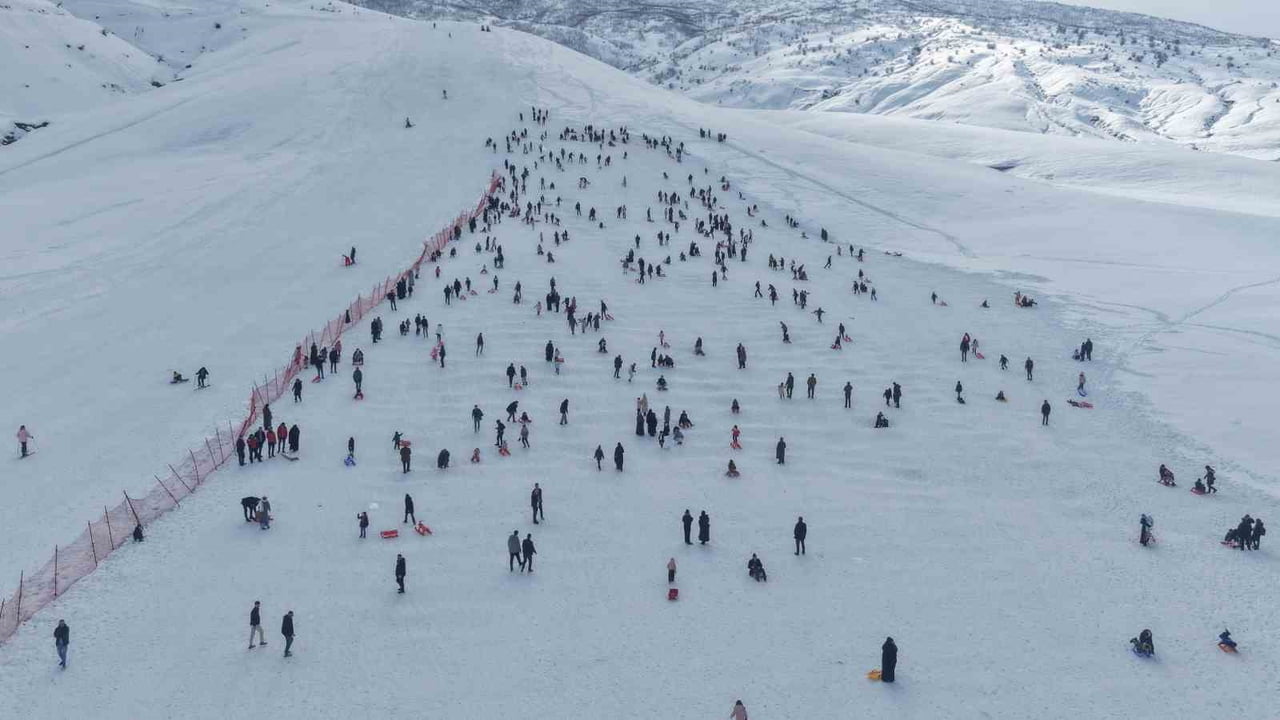 MUŞ'TA KENT MERKEZİNE 8 KİLOMETRE UZAKLIKTA VE 2 BİN 300 METRE RAKIMDA BULUNAN GÜZELDAĞ KAYAK...