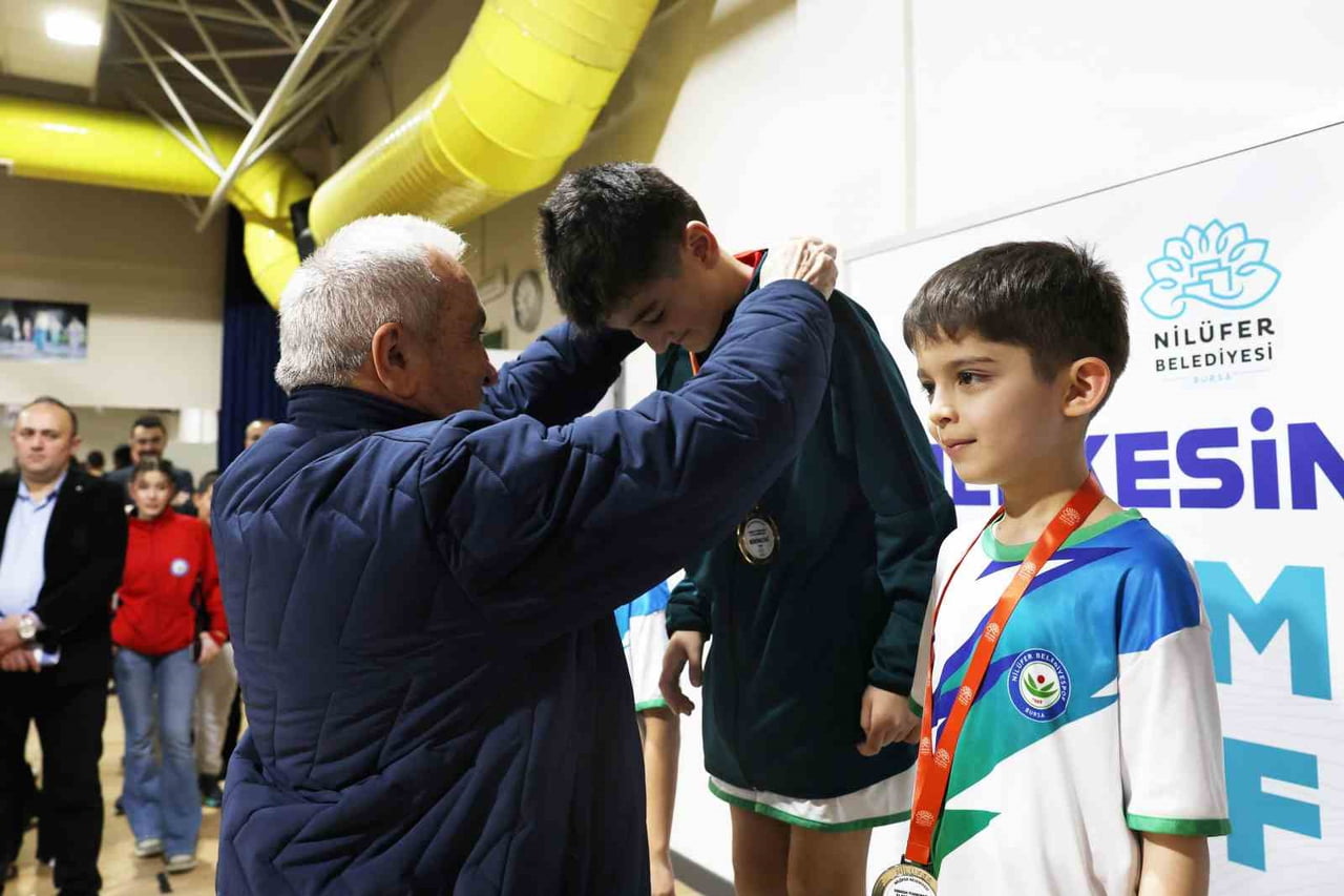 NİLÜFER BELEDİYESİ SQUASH TURNUVASI, TÜRKİYE’NİN DÖRT BİR YANINDAN GELEN GENÇ SPORCULARIN KIYASIYA...