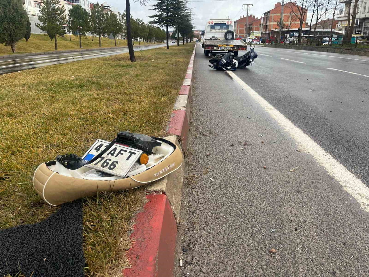 OTOMOBİL İLE MOTOSİKLET ÇARPIŞTI: 2 AĞIR YARALI