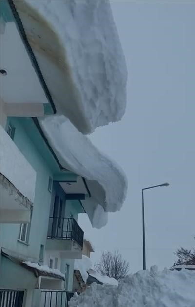 OVACIK İLÇESİNDE BİNA ÇATILARINDA SARKAN KAR KÜTLELERİ HAYRETE DÜŞÜRDÜ