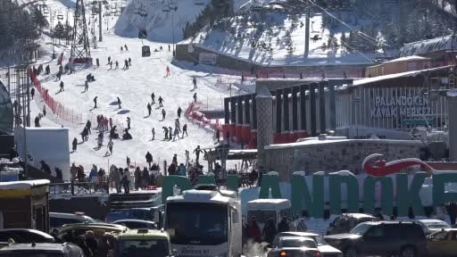 Palandöken'de kayak keyfi sürüyor