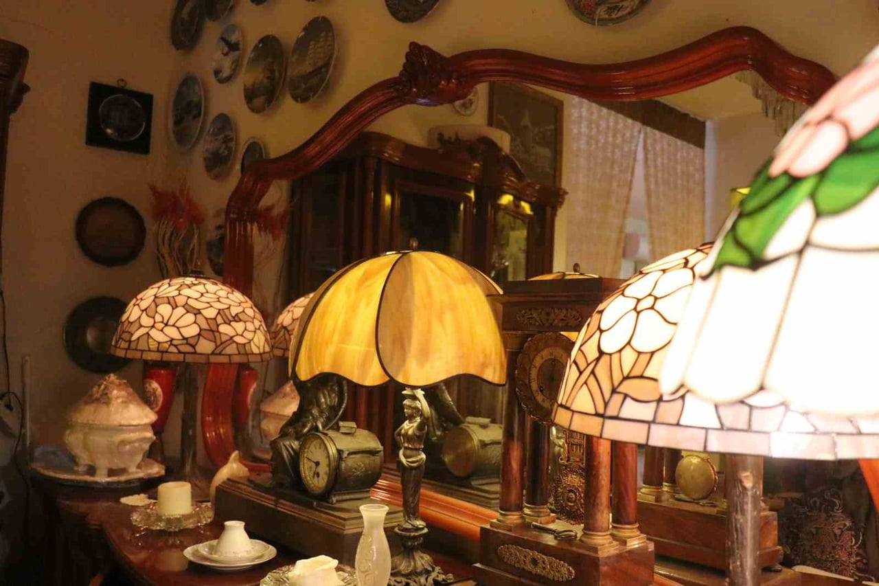 SAKARYA'NIN ADAPAZARI İLÇESİNDE FARKLI DÖNEMLERE AİT ASIRLIK ANTİKA EŞYALARLA DEKORE EDİLEN KAFE...