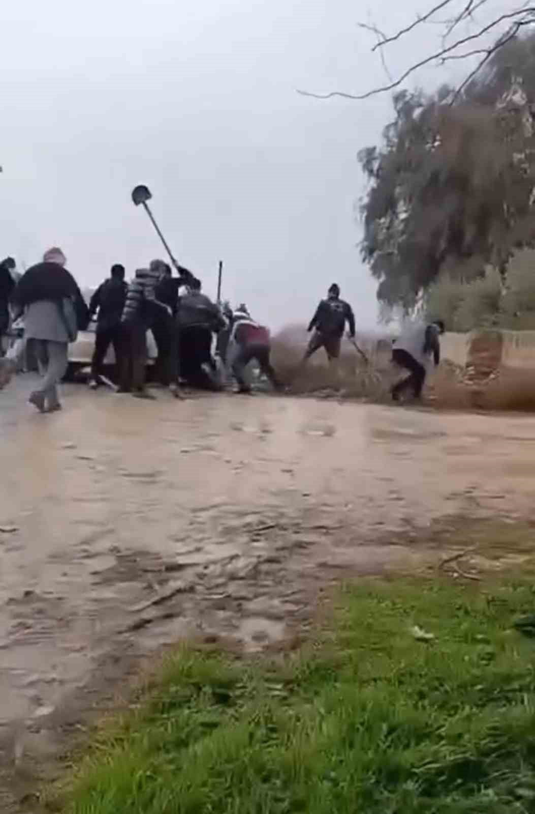 ŞANLIURFA'DA AYNI MAHALLEDE YAŞAYAN İKİ GRUP ARASINDA ARAZİ ANLAŞMAZLIĞI NEDENİYLE ÇIKAN TAŞLI...