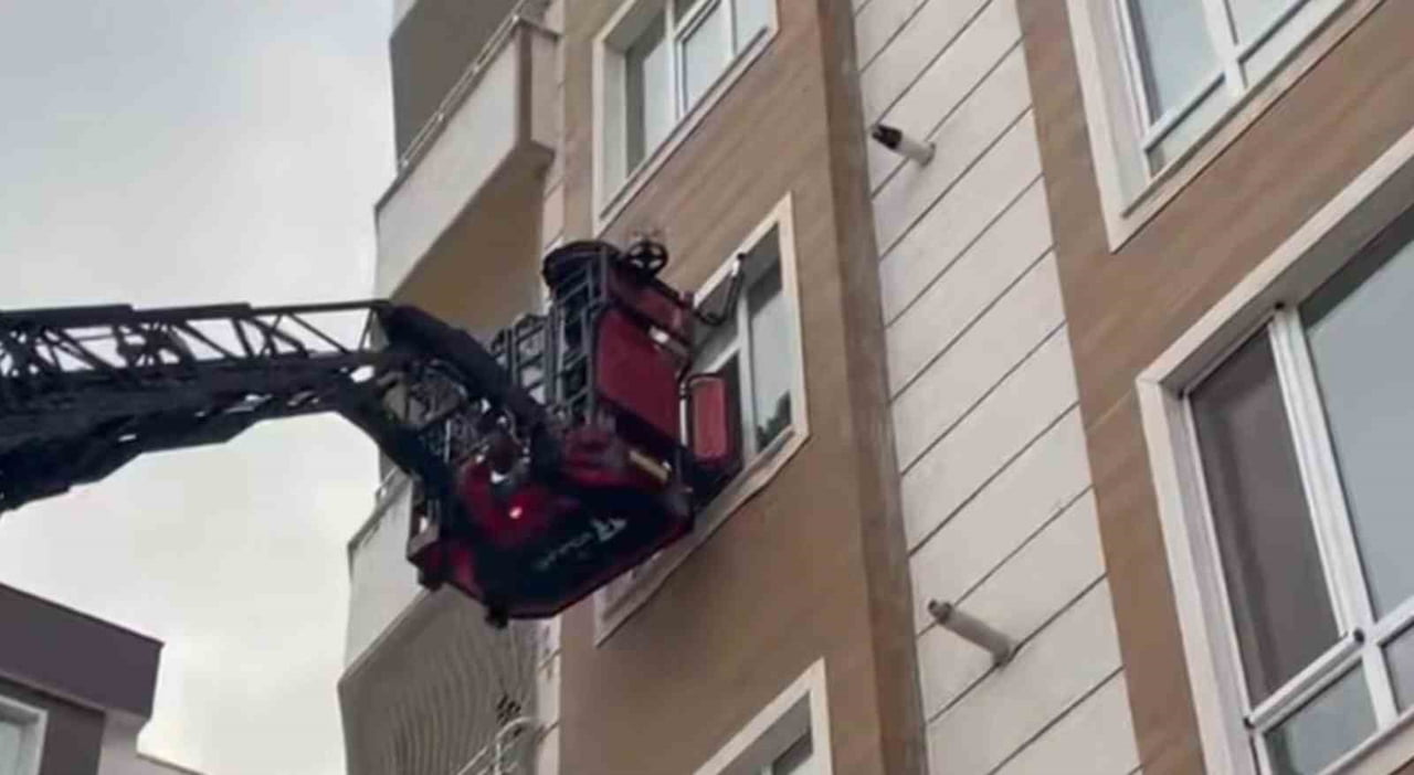 ŞANLIURFA'NIN KARAKÖPRÜ İLÇESİNDE SON GÜNLERDE ETKİLİ OLAN YOĞUN YAĞIŞ NEDENİYLE BİR BİNANIN...