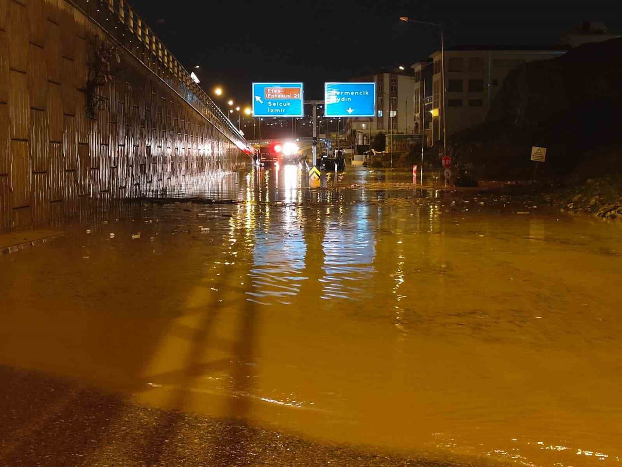 SARI ALARM ÖNCESİ TEYAKKUZ: KUŞADASI BELEDİYESİ EKİPLERİ YAĞMURUN İLK ANINDAN İTİBAREN...